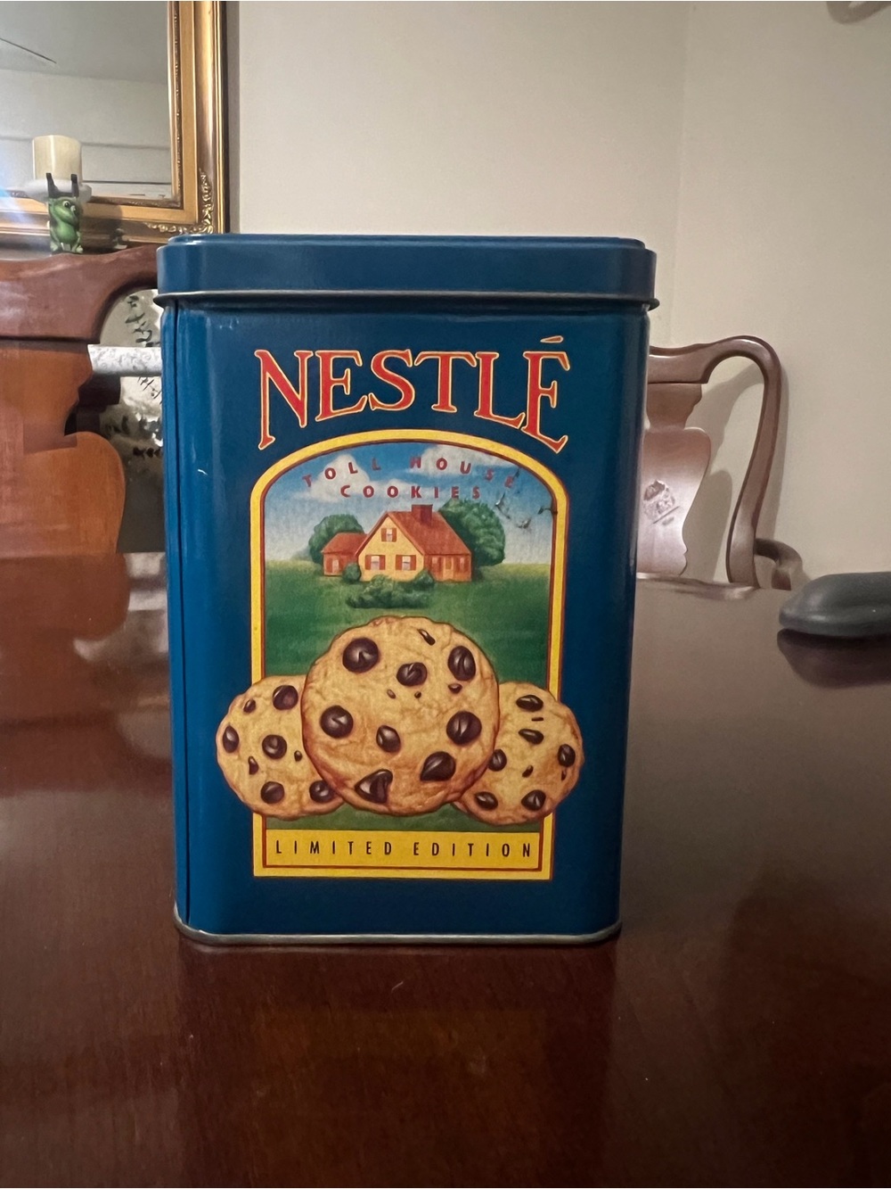 NESTLE Toll House  Blue Vintage Cookie Tin with Cookie Artwork